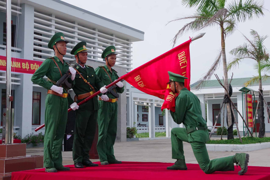 Chiến sĩ mới tuyên thệ dưới cờ.