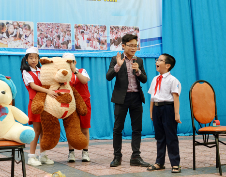 Thạc sĩ tâm lý Nguyễn Ngọc Duy, giảng viên Trường ĐH Sư phạm TP. Hồ Chí Minh cung cấp kiến thức về giới tính cho học sinh Trường TH Hạ Long (TP. Vũng Tàu). Ảnh: MẠNH THẮNG 