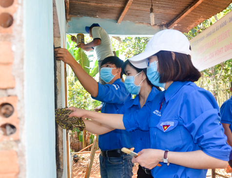 Đoàn viên, thanh niên̉ BR-VT sửa chữa nhà cho hộ nghèo ở tổ 84, ấp Liên Sơn, xã Xà Bang, huyện Châu Đức. Ảnh: MINH NHÂN 