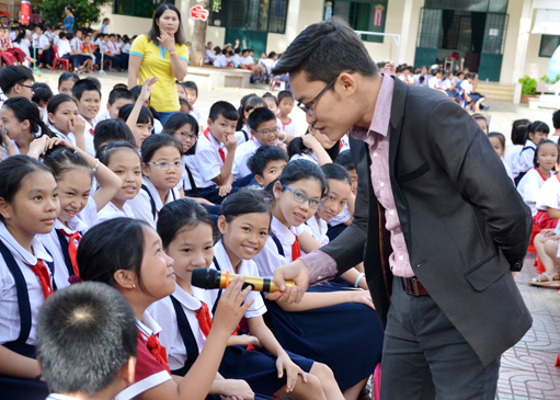 Thạc sĩ tâm lý Nguyễn Ngọc Duy, giảng viên Trường ĐH Sư phạm TP.Hồ Chí Minh tuyên truyền, phổ biến kiến thức về giới tính cho học sinh Trường Tiểu học Quang Trung (phường 9, TP. Vũng Tàu). Ảnh: MẠNH THẮNG