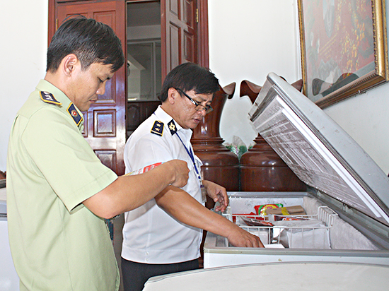 Đoàn kiểm tra liên ngành tỉnh do Sở Công thương chủ trì kiểm tra việc chấp hành quy định về ATTP tại cơ sở giò chả Thái Bình.