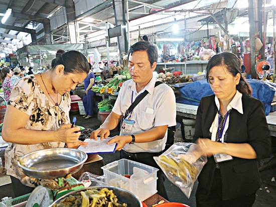 Tăng cường kiểm tra ATTP là giải pháp hiệu quả để chấn chỉnh các hành vi vi phạm và nâng cao nhận thức về ATTP cả trong sản xuất lẫn tiêu dùng.  Ảnh: Việt Hà