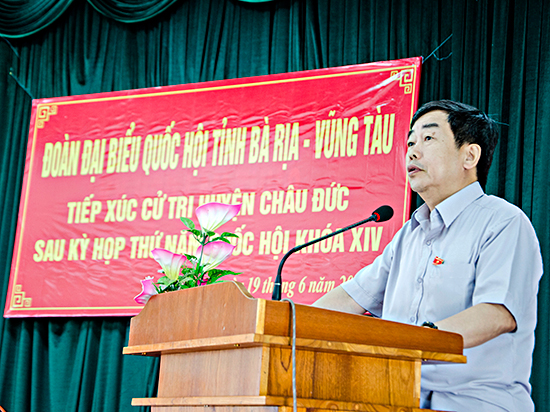 Đại biểu Nguyễn Văn Tuyết, Phó Chủ nhiệm Ủy ban Văn hóa - Giáo dục - Thanh niên, thiếu niên và nhi đồng của Quốc hội thông báo tới cử tri huyện Châu Đức kết quả Kỳ họp thứ 5, Quốc hội khóa XIV; tình hình hoạt động của Đoàn ĐBQH tỉnh tại kỳ họp. Ảnh: BẢO KHÁNH