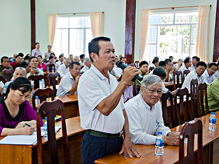 Cử tri Lê Đắc Thanh Điểm (ấp Xà Bang 1, xã Xà Bang, huyện Châu Đức) phát biểu ý kiến tại buổi tiếp xúc với Đoàn ĐBQH tỉnh.