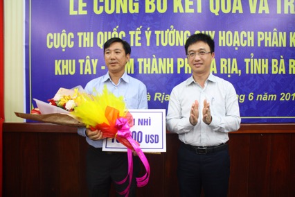 Đồng chí Đặng Minh Thông, Phó Chủ tịch UBND tỉnh trao giấy chứng nhận và giải thưởng cho đơn vị đạt giải Nhì cuộc thi.