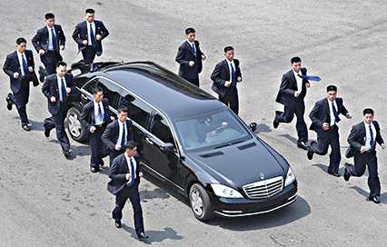 Đội vệ sĩ chạy bộ theo chiếc Limousine của ông Kim Jong-un. 