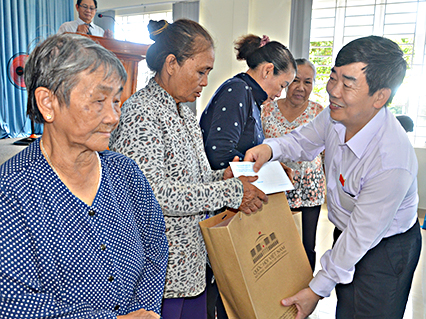 Đại biểu Nguyễn Văn Tuyết, Phó Chủ nhiệm Ủy ban Văn hóa - Giáo dục - Thanh niên, thiếu niên và nhi đồng của Quốc hội trao quà cho gia đình chính sách có hoàn cảnh đặc biệt khó khăn ở xã Long Phước (TP.Bà Rịa). Ảnh: MINH NHÂN