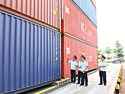 Cán bộ hải quan giám sát hàng container tại cảng TCIT.