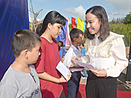 Đồng chí Võ Ngọc Thanh Trúc, Tỉnh ủy viên, Phó Trưởng Ban dân vận Tỉnh ủy trao quà của Tỉnh Đoàn cho con em ngư dân có hoàn cảnh đặc biệt khó khăn. 