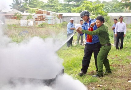 Cán bộ, nhân viên Công ty CP Đầu tư và Xây dựng Tân Phước Thịnh thực hành thao tác dập đám cháy do xăng dầu gây ra.