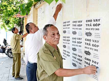 Hội viên Hội CCB phường Thắng Nhất (TP.Vũng Tàu) xóa quảng cáo trái phép trên tuyến đường CCB tự quản. 