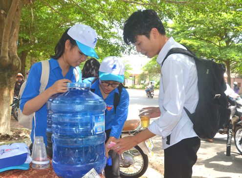 Tình nguyện viên chương trình “Tiếp sức mùa thi” phát nước uống miễn phí cho TS tại Hội đồng thi Trường THPT Phước Bửu (huyện Xuyên Mộc).