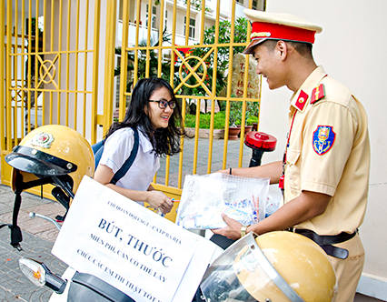 Đội CSGT, Công an TP.Bà Rịa tặng dụng cụ học tập kèm theo lời chúc các thí sinh thi tốt. Ảnh: BẢO KHÁNH