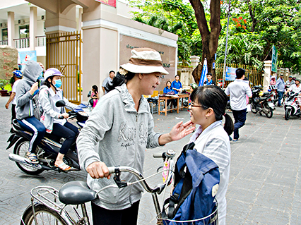 Thí sinh Lê Nguyễn Nguyên Vy (HS lớp 12A2, Trường THPT Châu Thành, TP.Bà Rịa) được mẹ đưa đón bằng xe đạp tới Hội đồng thi Trường THPT Châu Thành. Ảnh: BẢO KHÁNH