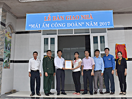 Chị Nguyễn Thị Bạch Tuyết, ấp An Hòa, xã An Nhất, huyện Long Điền trong ngày nhận bàn giao “Mái ấm công đoàn”.