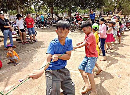 Trẻ em xã Hòa Hội (huyện Xuyên Mộc) tham gia các trò chơi vận động  do Đoàn Thanh niên xã tổ chức trong hoạt động hè năm 2018. 