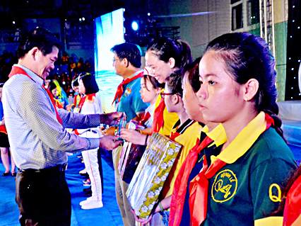 Đồng chí Nguyễn Hồng Lĩnh, Ủy viên Trung ương Đảng, Bí thư Tỉnh ủy, Chủ tịch HĐND tỉnh tặng quà lưu niệm cho đại diện các đoàn tham dự Liên hoan. 