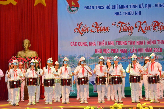 Tiết mục bịt mắt đánh trống của đơn vị Trung tâm hoạt động thanh thiếu nhi tỉnh Bình Phước mang lại sự mới lạ cho khán giả.