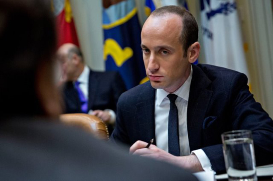 Stephen Miller - cố vấn cấp cao Nhà Trắng trong một cuộc họp với Tổng thống Donald Trump.