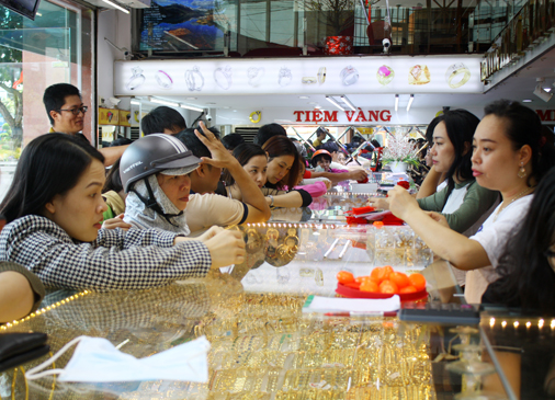 Khách hàng mua vàng tại tiệm vàng Kim Minh, TP.Vũng Tàu.