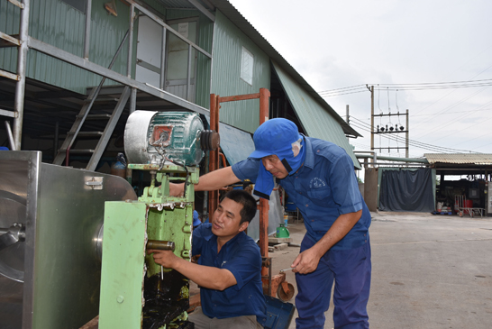 Anh Mã Thành Phương (bên phải), Trưởng Phòng Kỹ thuật, Xí nghiệp Chế biến hải sản (thuộc Công ty CP thủy sản xuất nhập khẩu Côn Đảo) hướng dẫn người lao động sửa chữa máy móc.