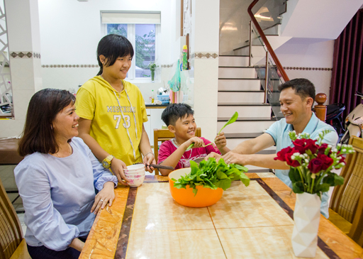 Gia đình anh chị Hoàng Đăng Chinh - Phạm Thị Anh Thư và các con (ở phường Phước Nguyên, TP.Bà Rịa) cùng nhau làm việc nhà.