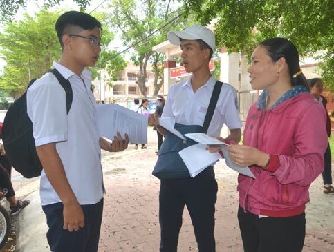 Thí sinh và phụ huynh trao đổi bài sau khi kết thúc tổ hợp môn thi KHXH tại điểm thi Trường THPT Phước Bửu  (huyện Xuyên Mộc). Ảnh: MINH NHÂN