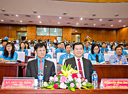 Các đồng chí: Nguyễn Hồng Lĩnh, Ủy viên Trung ương Đảng, Bí thư Tỉnh ủy, Chủ tịch HĐND tỉnh; Châu Văn Thắng, Chủ tịch LĐLĐ tỉnh tham dự Đại hội.