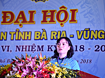 Bà Huỳnh Thị Phúc, Phó Chủ tịch LĐLĐ tỉnh báo cáo tóm tắt tổng kết nhiệm kỳ 2013-2018 của Ban chấp hành LĐLĐ tỉnh.