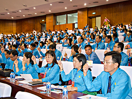 Các đại biểu biểu quyết bầu Đoàn Chủ tịch Đại hội.