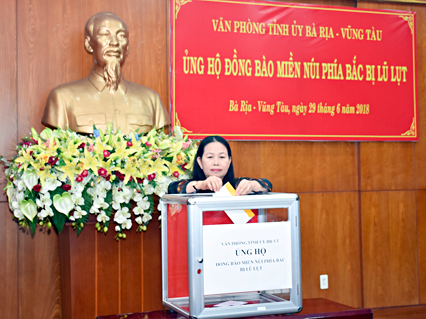 Đồng chí Nguyễn Thị Yến, Phó Bí thư Thường trực Tỉnh ủy, Trưởng đoàn Đại biểu Quốc hội tỉnh ủng hộ đồng bào bị thiệt hại do mưa lũ.