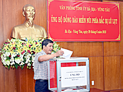 Đồng chí Nguyễn Văn Chinh, Tỉnh ủy viên, Chánh Văn phòng Tỉnh ủy ủng hộ đồng bào bị thiệt hại do mưa lũ.