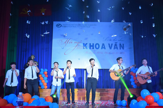 Khoa Văn của Trường Đại học Khoa học Xã hội và Nhân văn TP.Hồ Chí Minh liên hoan văn nghệ.