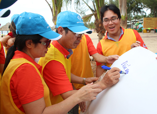 Một nhóm du khách chơi teambuilding tại Mũi Né, Phan Thiết. Tour do OSC tổ chức. Ảnh: A.X.  