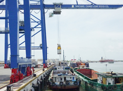 Việc nhiều container phế liệu nhập khẩu tồn đọng tại cảng Tân Cảng - Cái Mép đã ảnh hưởng không nhỏ đến hoạt động của DN. Trong ảnh: Bốc xếp hàng hóa tại cảng Tân Cảng - Cái Mép. 