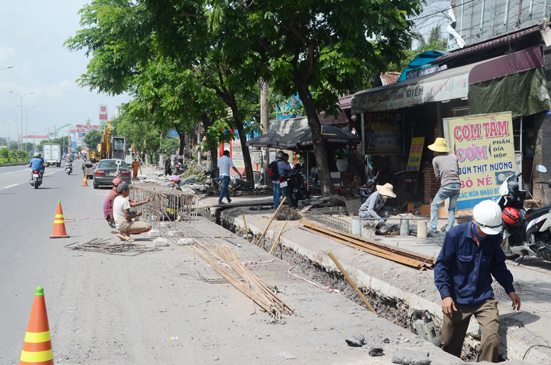 Thi công hệ thống thoát nước dọc tuyến QL51, đoạn qua địa bàn phường Phú Mỹ (TX.Phú Mỹ).