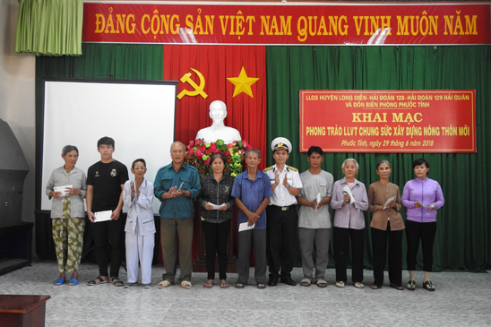 Đại diện Hải đoàn 129 tặng quà cho gia đình chính sách xã Phước Hưng.