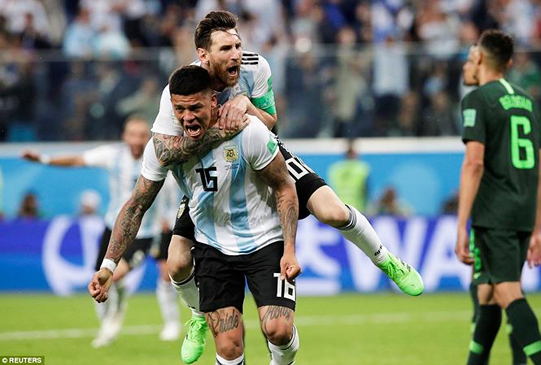 Messi và Marcos Rojo là hai người hùng của Argentina trong trận thắng Nigeria 2-1 tạivòng bảng. 