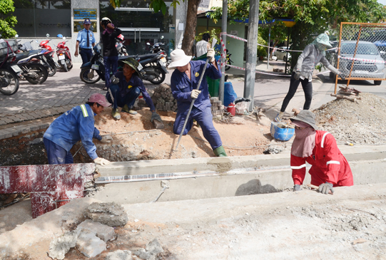 Thi công hệ thống thoát nước dọc tuyến QL51, đoạn qua địa bàn phường Phú Mỹ (TX.Phú Mỹ). Ảnh: NGÔ THANH