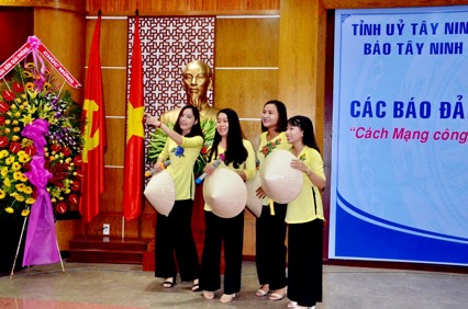 Chi Đoàn Báo Tây Ninh trình bày ca khúc “Về Tây Ninh quê em” mở đầu hội thảo.