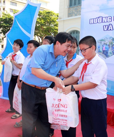 Ông Nguyễn Văn Thắng, Phó Ban Tuyên giáo Tỉnh ủy tặng quà cho con em các ngư dân có hoàn cảnh khó khăn