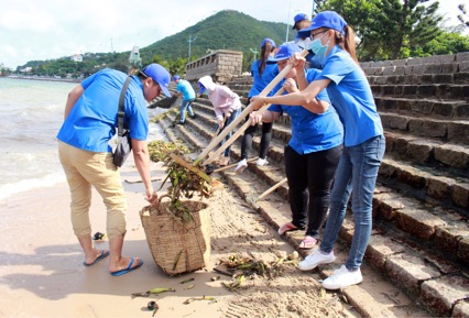 Đoàn viên thanh niên TP.Vũng Tàu dọn dẹp bãi biển.