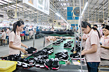 Sản xuất giày tại công ty TNHH Đông Phương, TP.Vũng Tàu. Ảnh: THẢO PHƯƠNG