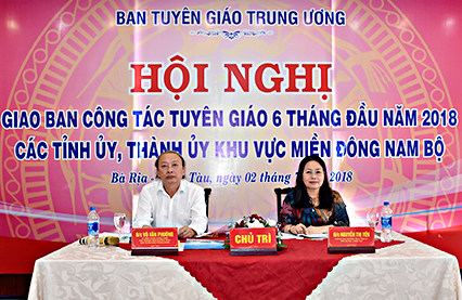 Các đồng chí: Võ Văn Phuông, Ủy viên Trung ương Đảng, Phó Trưởng Ban Thường trực Ban Tuyên giáo Trung ương; Nguyễn Thị Yến, Phó Bí thư Thường trực Tỉnh ủy, Trưởng Đoàn Đại biểu Quốc hội tỉnh BR-VT chủ trì hội nghị.