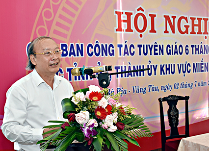 Đồng chí Võ Văn Phuông, Ủy viên Trung ương Đảng, Phó Trưởng Ban Thường trực Ban Tuyên giáo Trung ương thông tin về công tác tuyên giáo khu vực Đông Nam bộ 6 tháng đầu năm.