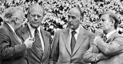 Các nhà lãnh đạo Anh, Pháp, Đức nói chuyện với Tổng thống Mỹ Gerald Ford (thứ 2 từ trái qua) tại Helsinki tháng 8-1975. 