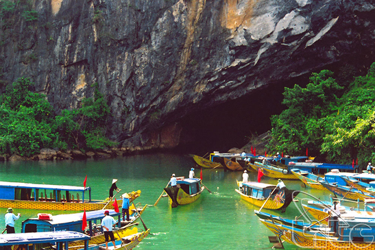 Du khách tham quan động Phong Nha-Kẻ Bàng.