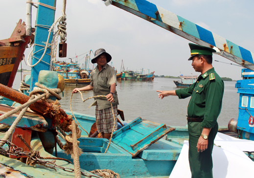 Cán bộ Đồn Biên phòng Phước Tỉnh tuyên truyền, nhắc nhở ngư dân trang bị các thiết bị bảo đảm an toàn trước khi ra khơi.