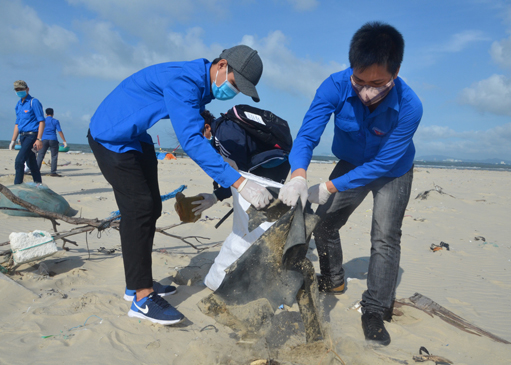 Đoàn viên, thanh niên thu gom rác tại bờ biển ấp Phước Lộc (xã Phước Hưng, huyện Long Điền). Ảnh: MINH NHÂN