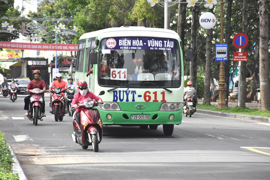 Xe buýt tuyến Vũng Tàu-Biên Hòa lưu thông trên đường  Trần Hưng Đạo (TP.Vũng Tàu). Ảnh: PHƯƠNG NAM